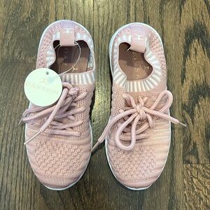 👗NWT girls size 11 Danskin tennis shoes